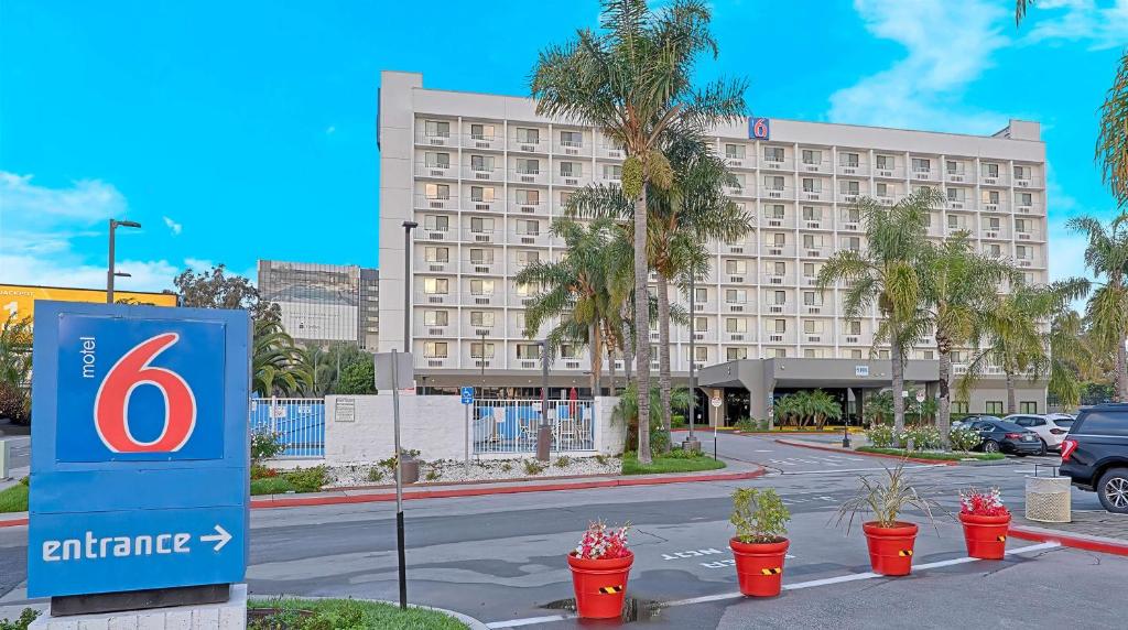 un hôtel avec un panneau devant un bâtiment dans l'établissement Motel 6-Los Angeles, CA - Los Angeles - LAX, à Inglewood