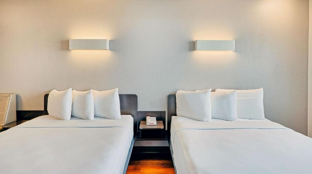 Motel 6-Los Angeles, CA - Los Angeles - LAX - Sala Matrimoniali Con Due Letti Queen -letti - Accesso Alla Disabilità - Rotola Nella Doccia