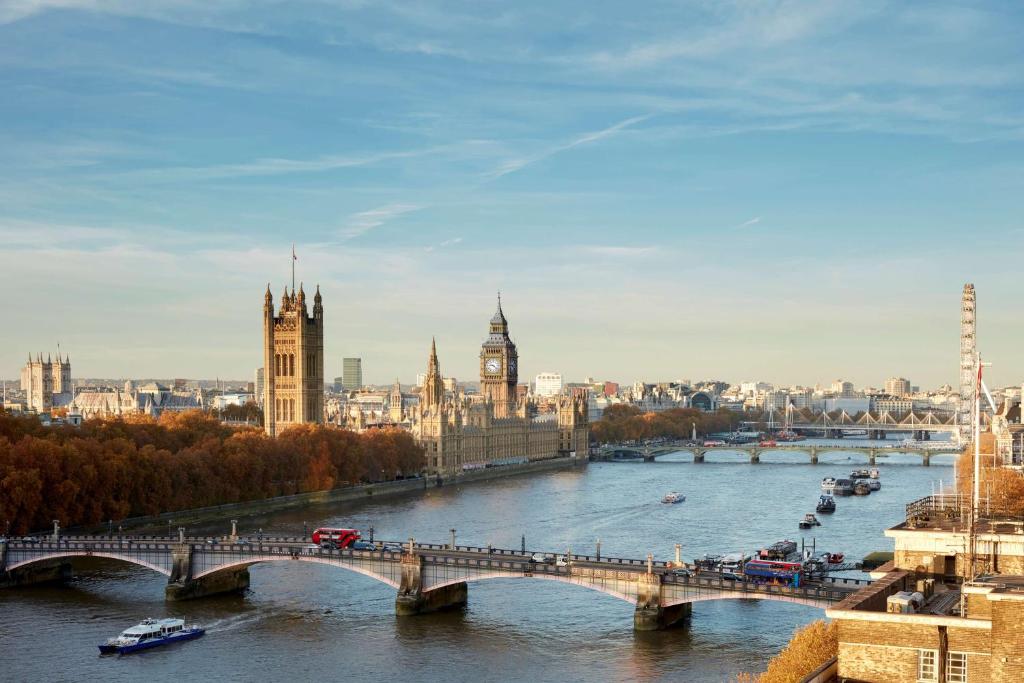 vista para uma ponte sobre um rio e uma cidade em Hyatt Regency London Albert Embankment em Londres
