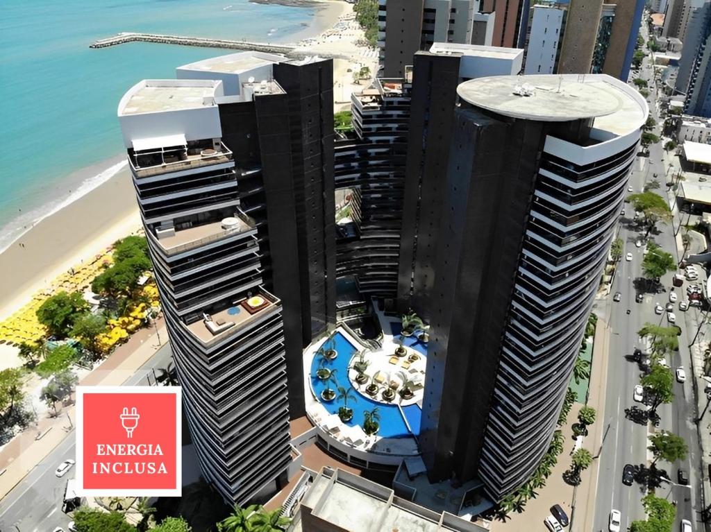 uma vista aérea de um edifício numa praia em Landscape Beira Mar Fortaleza em Fortaleza