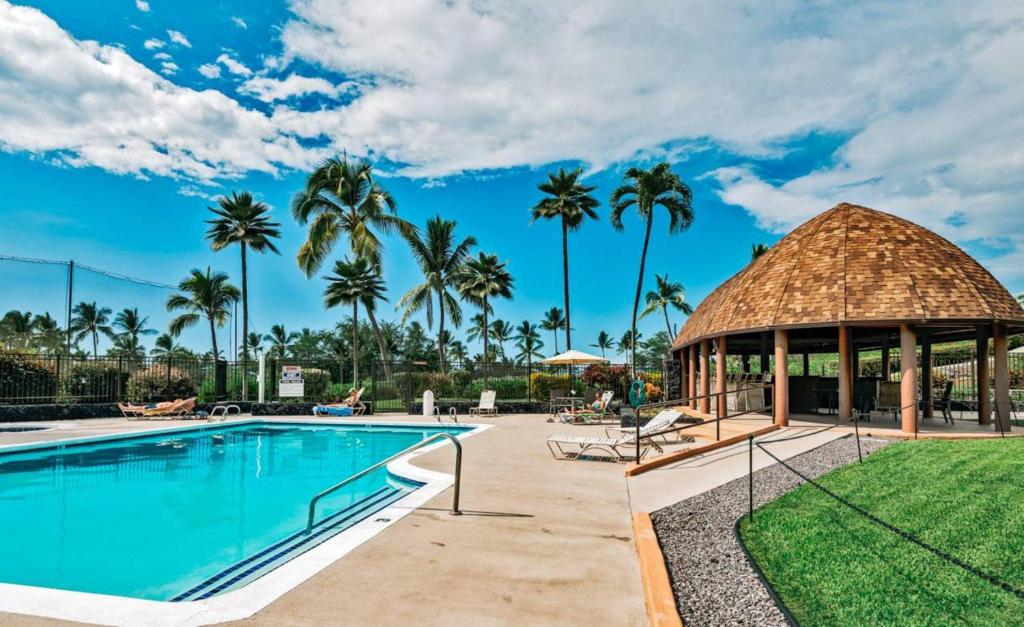 een zwembad met een prieel en palmbomen bij Big Island Keauhou Punahele by Coldwell Banker Island Vacations in Kailua-Kona