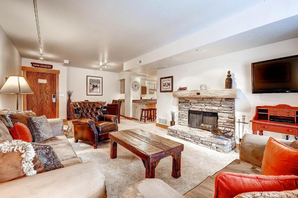 un soggiorno con divano e camino di PARK STATION 134 condo a Park City