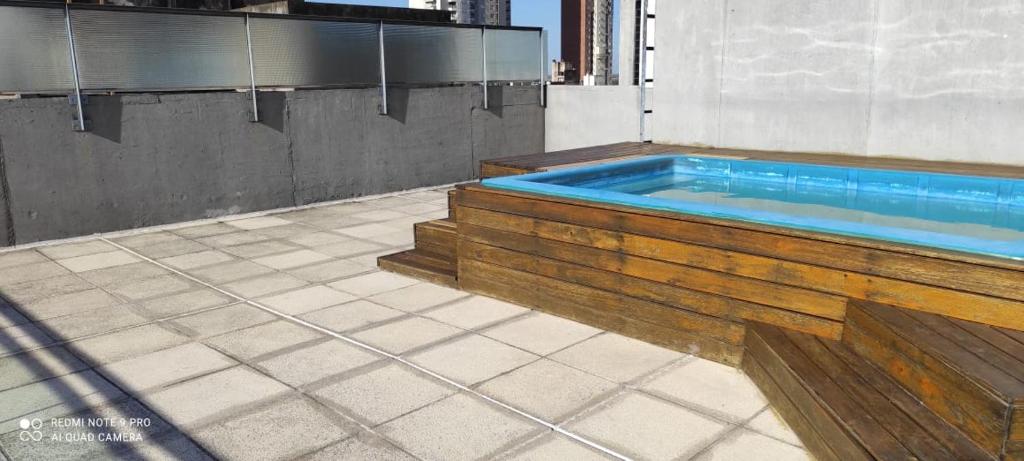 - Piscina con bañera de madera en un edificio en Brothershouse 2 en Rosario