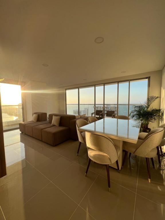 a living room with a table and a couch at Living Cartagena vista al mar y cuidad amurallada in Cartagena de Indias