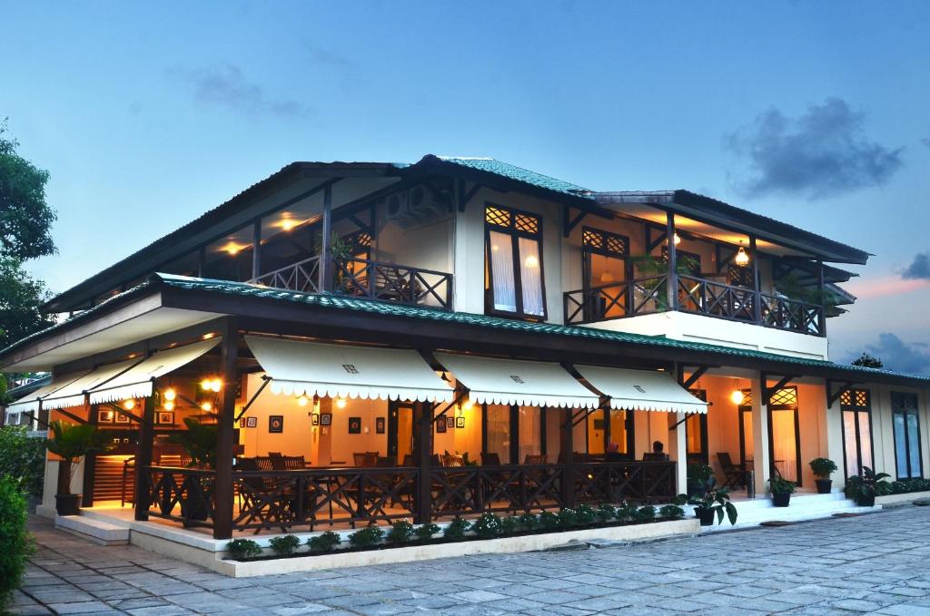 大松巴哇的住宿－塞馬沃過渡酒店，前面设有桌椅的建筑