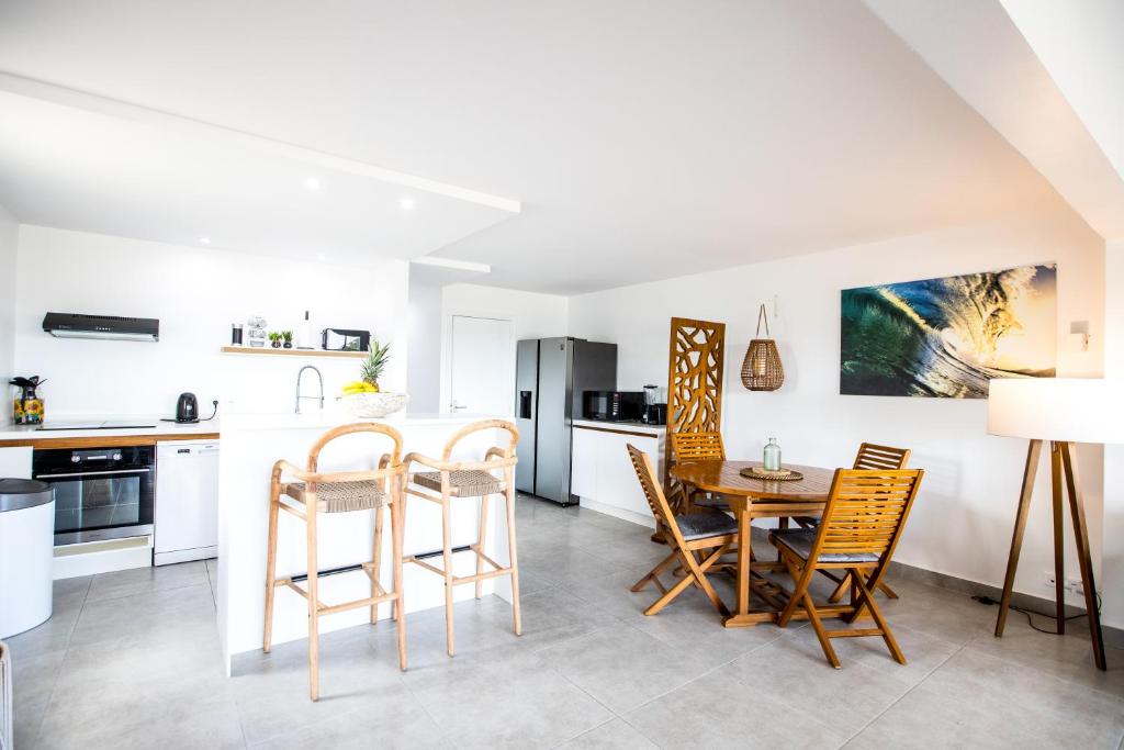 cocina y comedor con mesa y sillas en Modern Beach Villa 1150 en Saint Martin