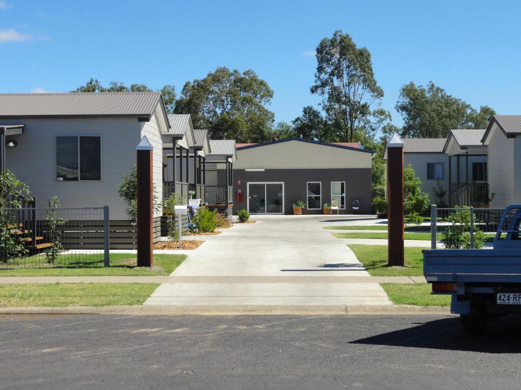 a row of houses on a residential street at Dalby Tourist Park in Dalby