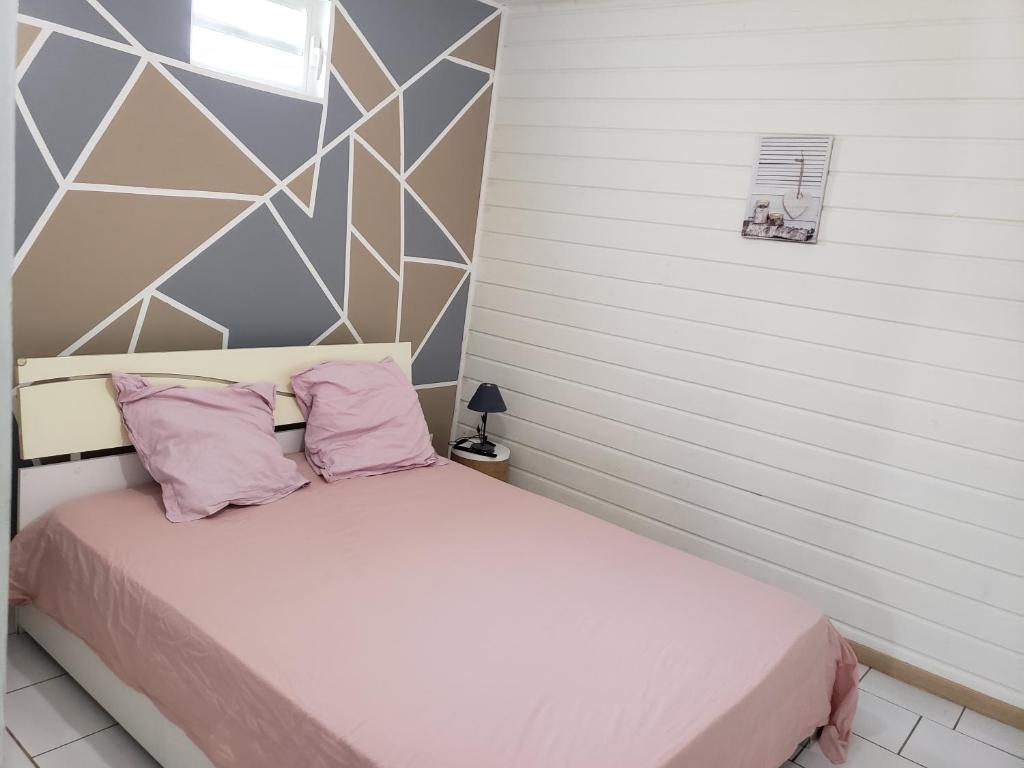 Un pat sau paturi într-o cameră la ptit coin hibiscus2