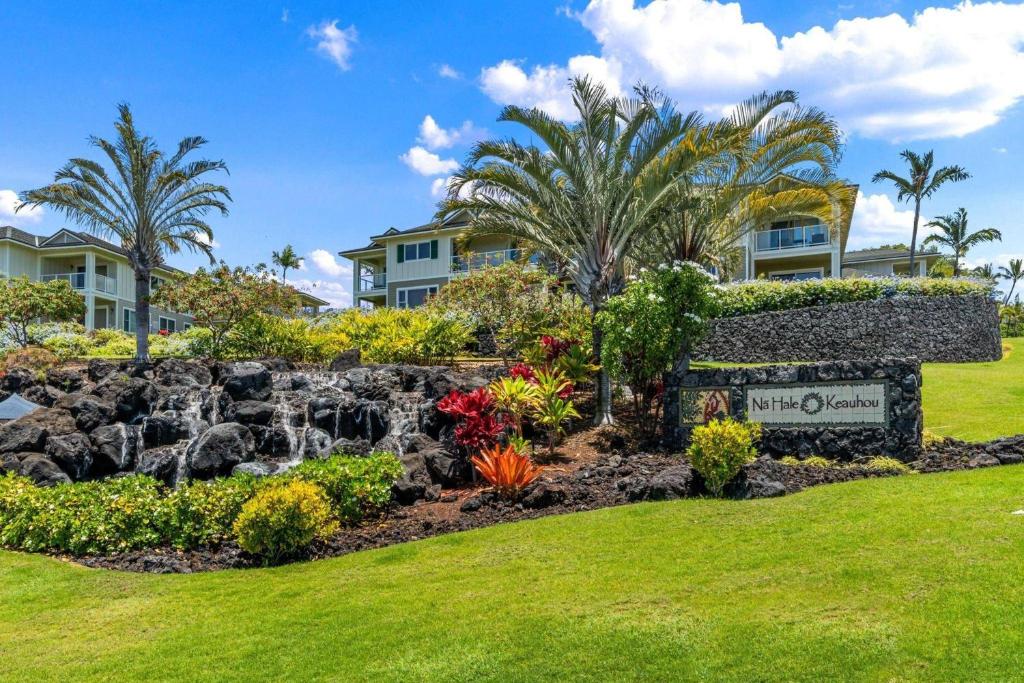 un giardino di fronte a una villa di Big Island Na Hale O Keauhou by Coldwell Banker Island Vacations a Kailua-Kona