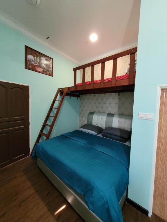 una camera con letto a castello e scala di Mawar Dayana Homestay a Jertih