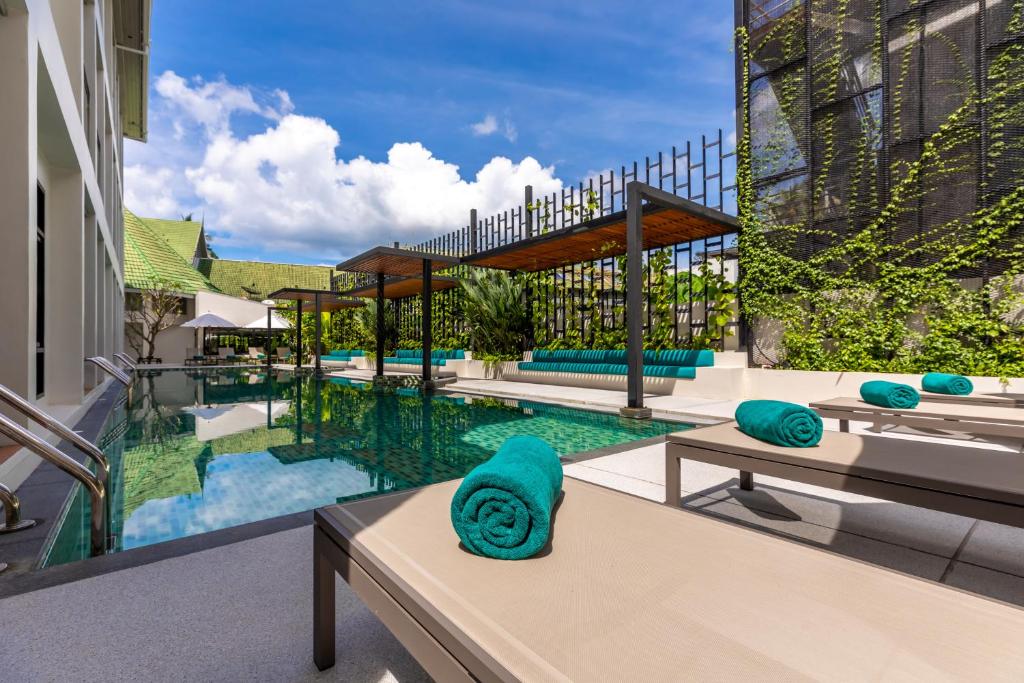 Bazén v ubytování Outrigger Surin Beach Resort - SHA Extra Plus nebo v jeho okolí