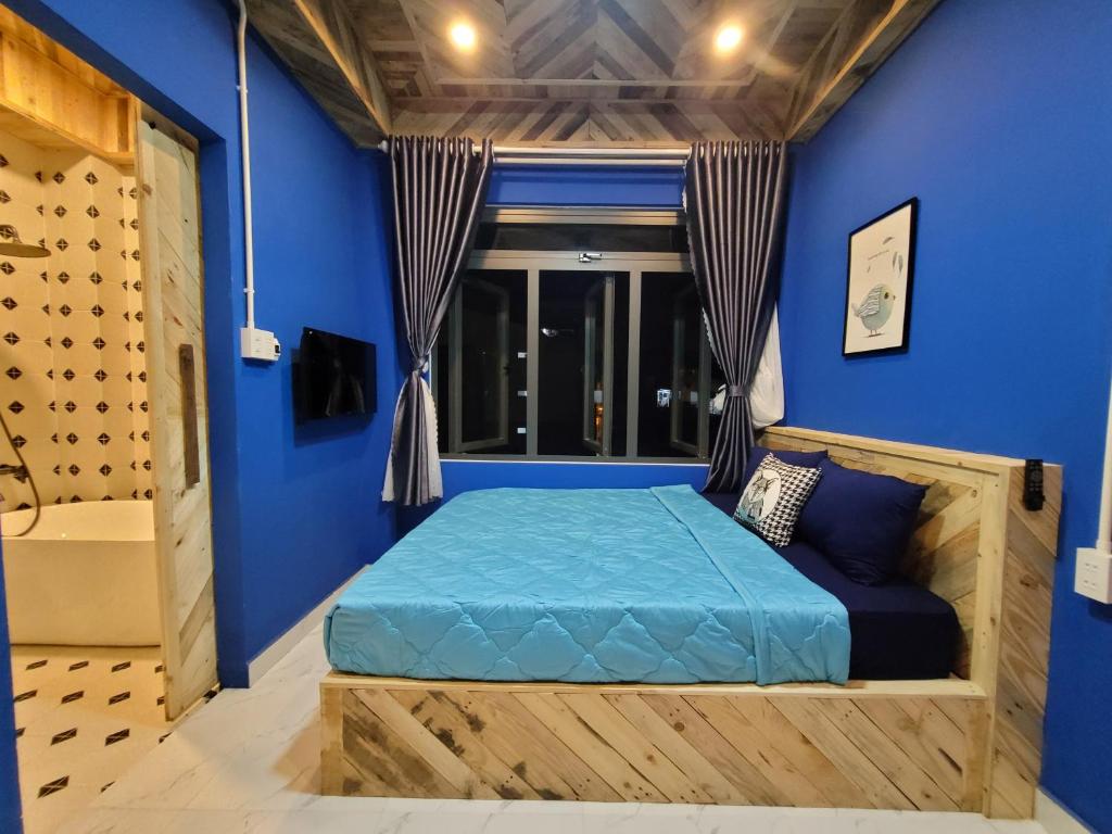 Giường trong phòng chung tại Lightning House