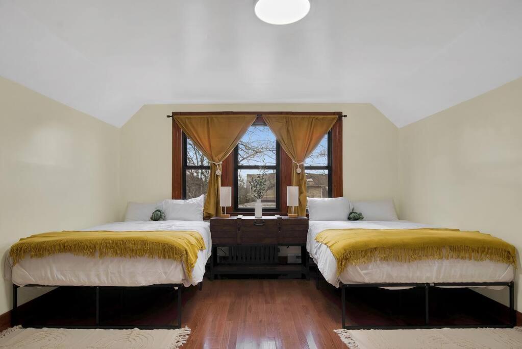 Ένα ή περισσότερα κρεβάτια σε δωμάτιο στο Golden Gem in Heart of East Rock Quiet 3BR Near DT and Yale