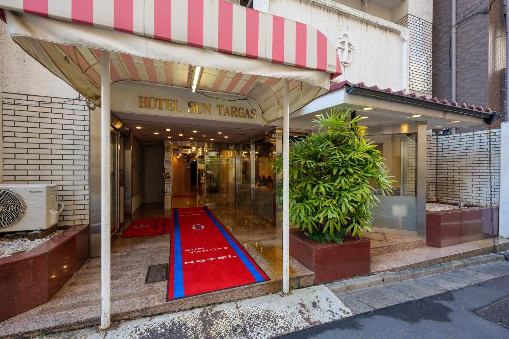 um tapete vermelho na frente de uma loja em Hotel Suntargas Otsuka em Tóquio