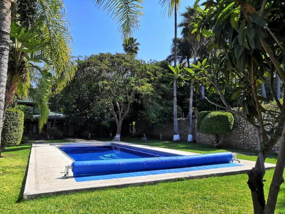 una piscina con hinchables azules en un patio en Agradable casa rural con piscina privada, en Yautepec