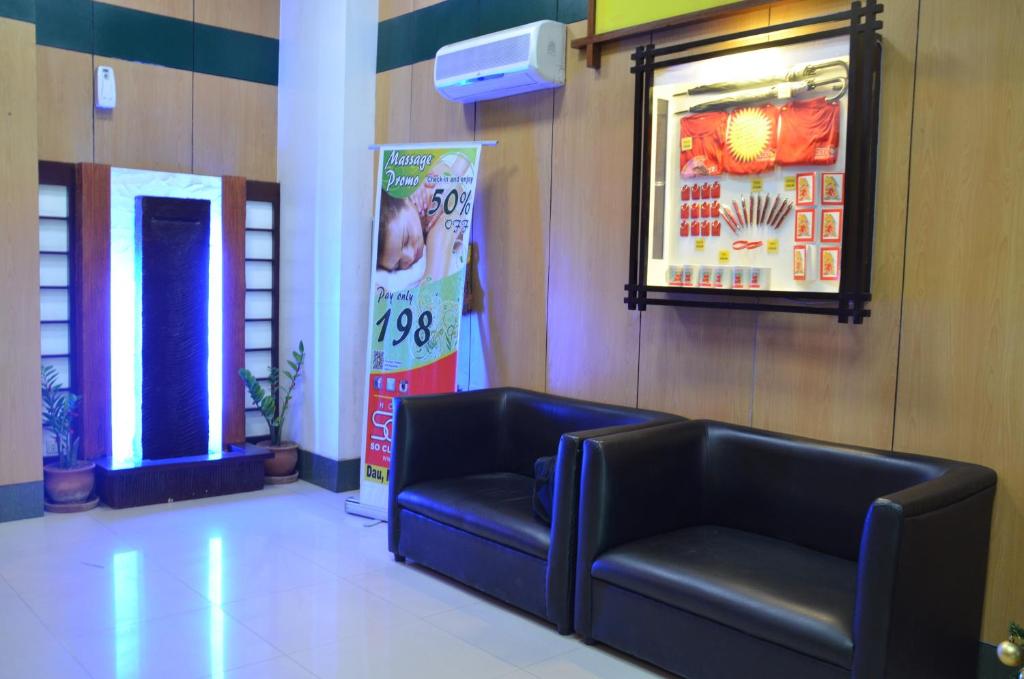 een wachtkamer met een bank en een bord aan de muur bij Hotel Sogo - Dau, Pampanga in Angeles