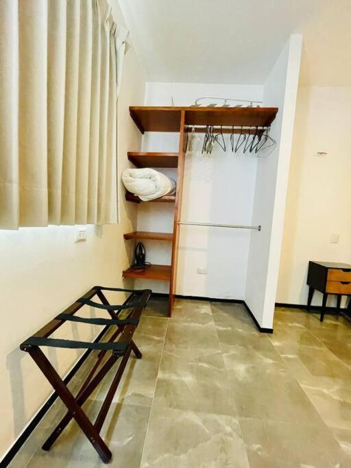Apartment with excellent location! near Altabrisa - ２ベッドルームのあるアパート