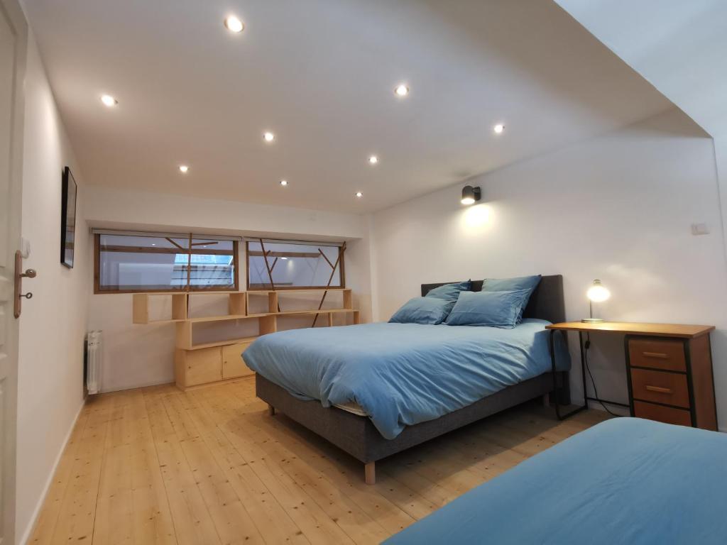Posteľ alebo postele v izbe v ubytovaní Ancien magasin type loft 145 m2 centre ville