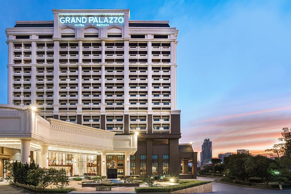 een weergave van een grand malibu hotel bij Grand Palazzo Hotel - SHA Extra Plus in Pattaya