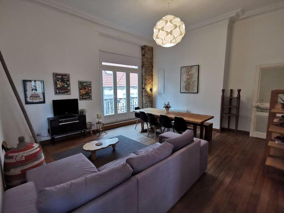 Televízia a/alebo spoločenská miestnosť v ubytovaní Appartement 82 m2 proche centre ville