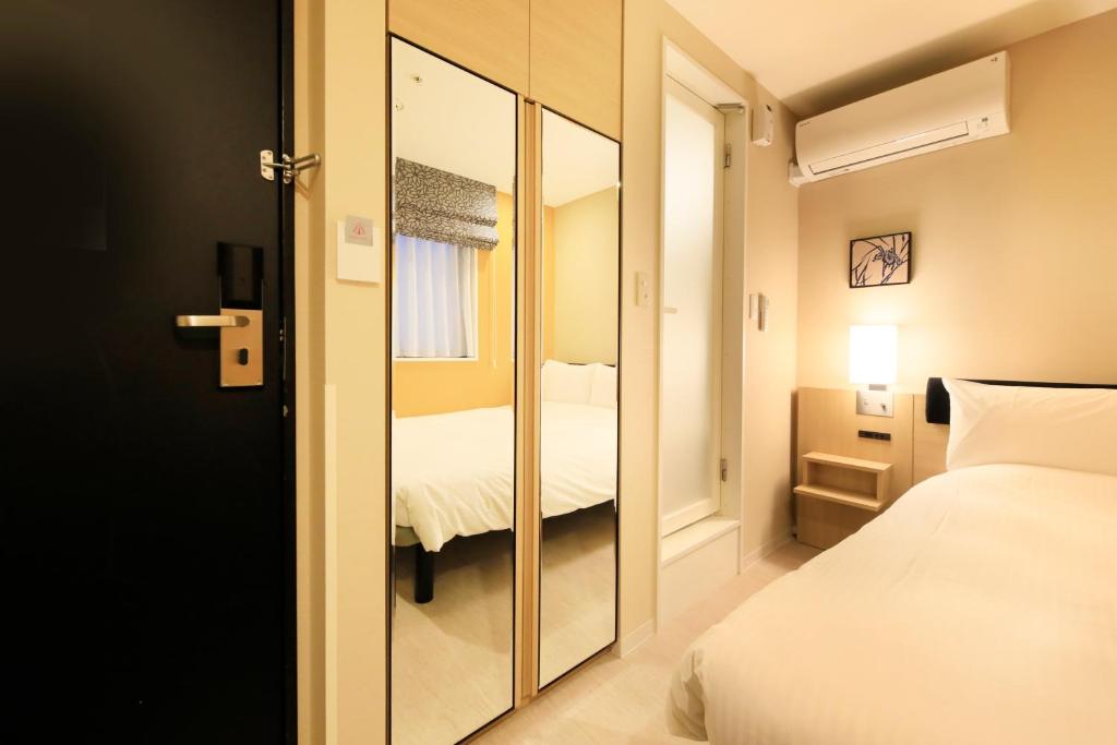 Postel nebo postele na pokoji v ubytování Hotel Nihonbashi Saibo