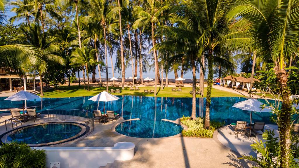 Bazén v ubytování Outrigger Khao Lak Beach Resort - SHA Extra Plus nebo v jeho okolí