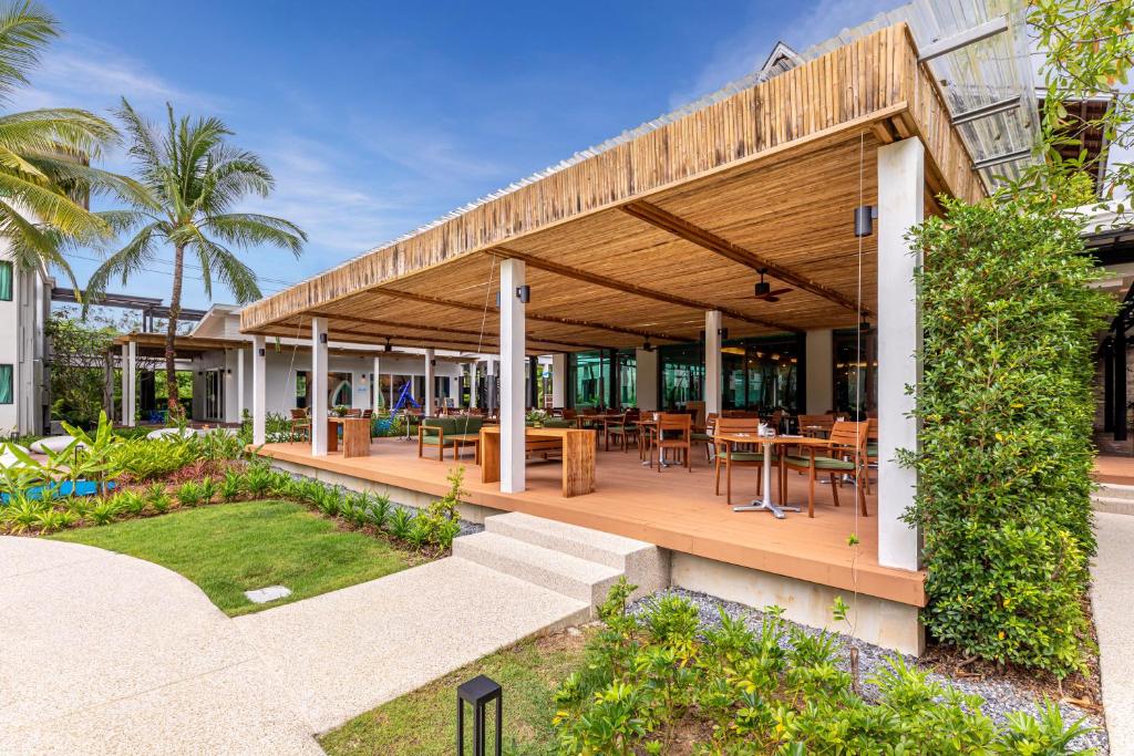 Zahrada ubytování Outrigger Khao Lak Beach Resort - SHA Extra Plus