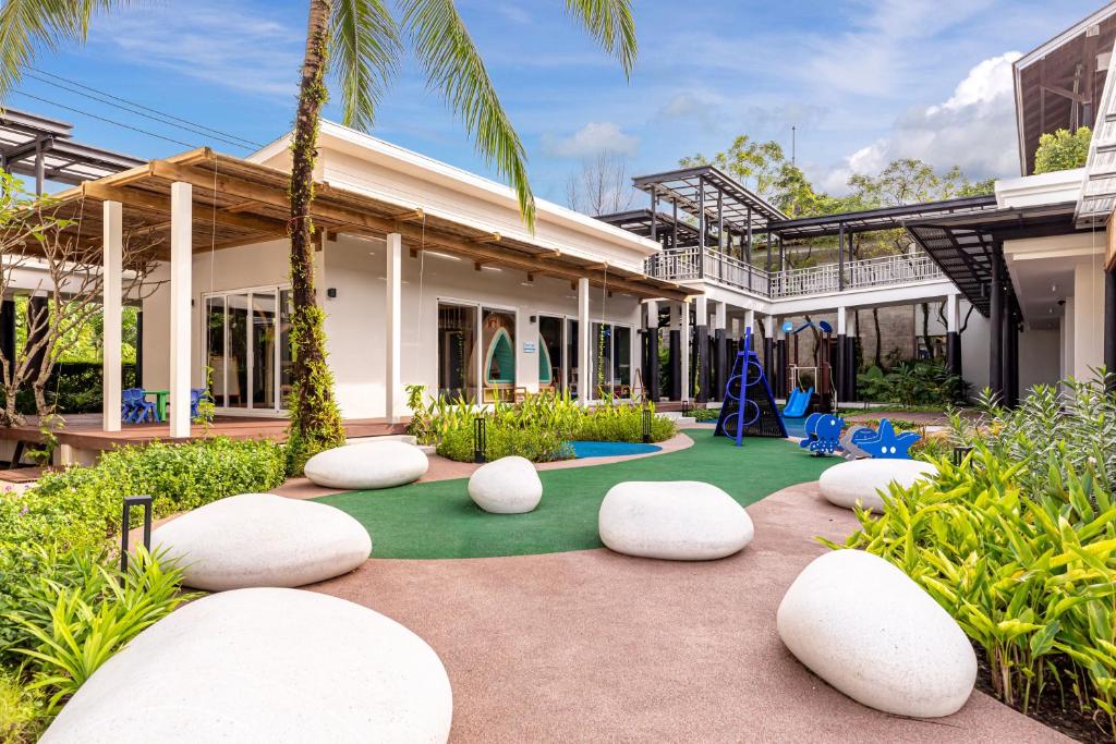 Zahrada ubytování Outrigger Khao Lak Beach Resort - SHA Extra Plus