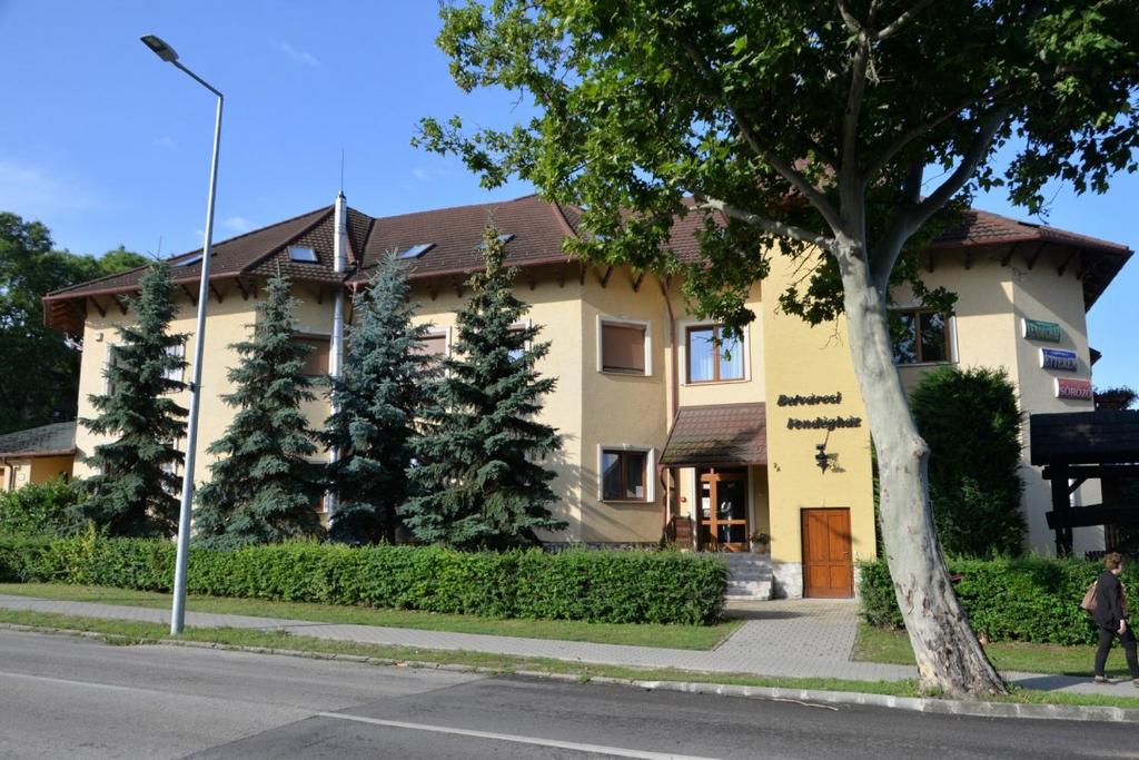 un edificio al lado de una calle en Belvárosi Vendégház, en Mór