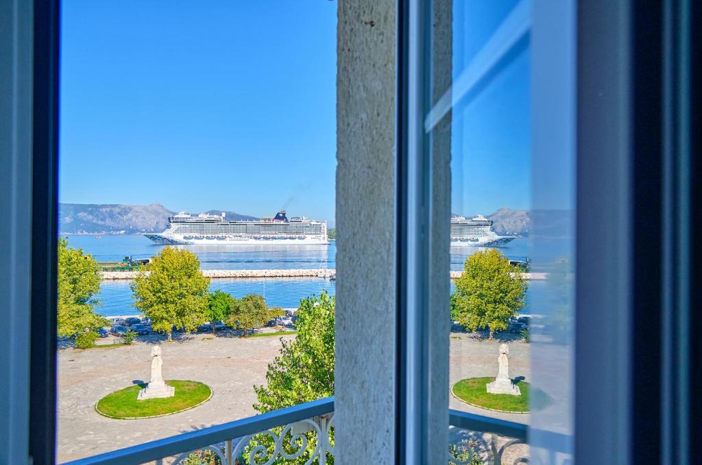 コルフ・タウンにあるAnesis Apartment Corfu Townの窓から巡航船の景色を望めます。