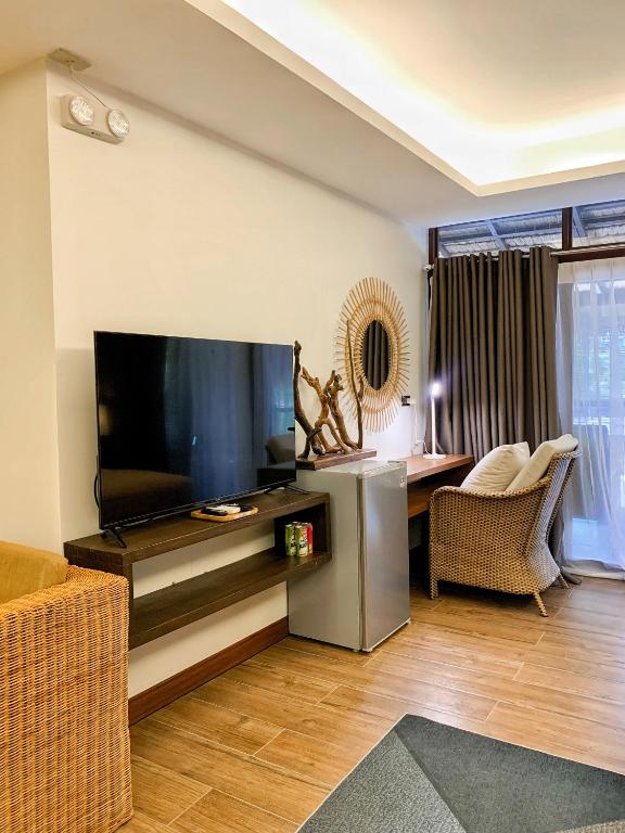 TV a/nebo společenská místnost v ubytování Banig Beach Resort El Nido