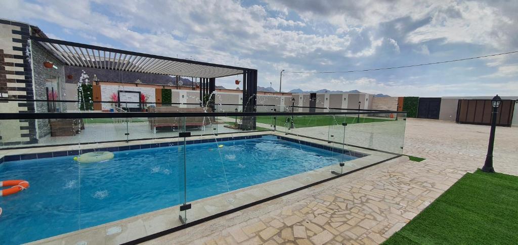 una gran piscina en la parte superior de un edificio en Challet Orlando park استراحة اورلاندو en Al Mundassah