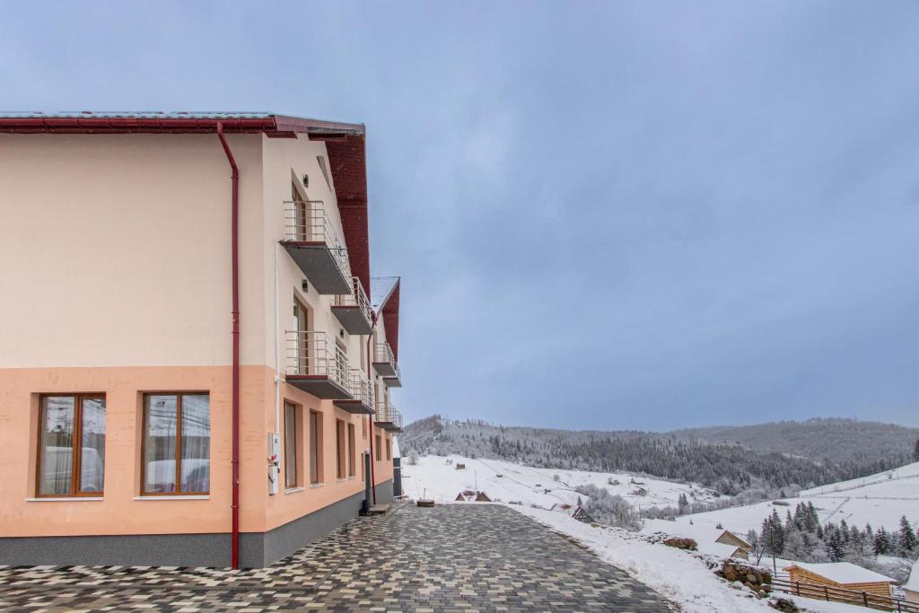 Nespecifikovaný výhled na hory nebo výhled na hory při pohledu z hotelu