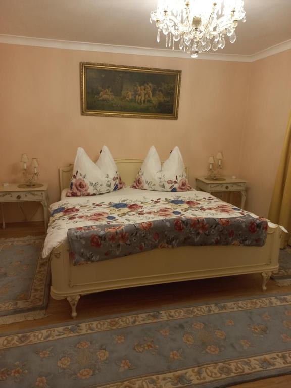 a bedroom with a bed with a floral bedspread at Ferienwohnung Felicitas by Appartementhaus Theresia in Bad Mitterndorf