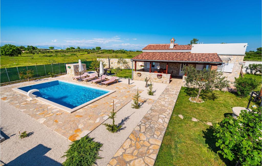 Πισίνα στο ή κοντά στο Lovely Home In Donji Zemunik