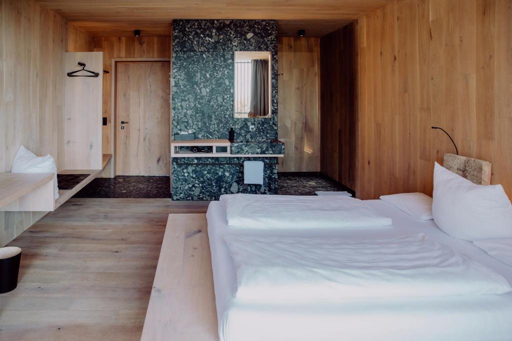 Postel nebo postele na pokoji v ubytování Hirzinger - Gasthaus und Hotel