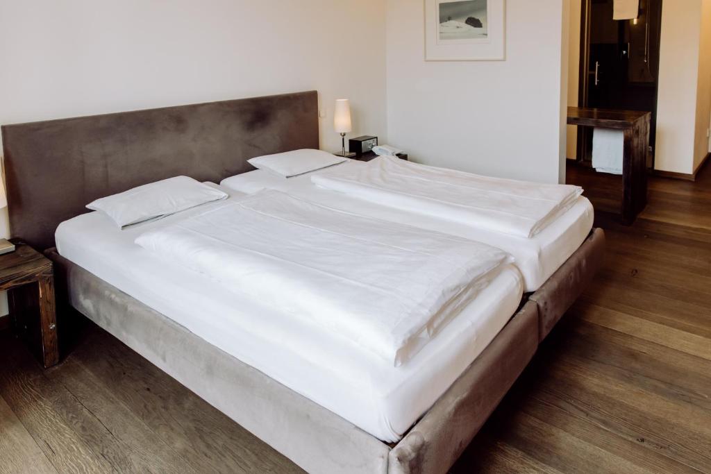 Postel nebo postele na pokoji v ubytování Hirzinger - Gasthaus und Hotel