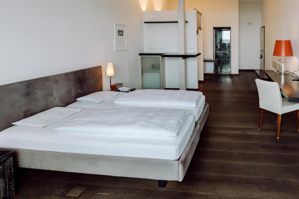 Postel nebo postele na pokoji v ubytování Hirzinger - Gasthaus und Hotel