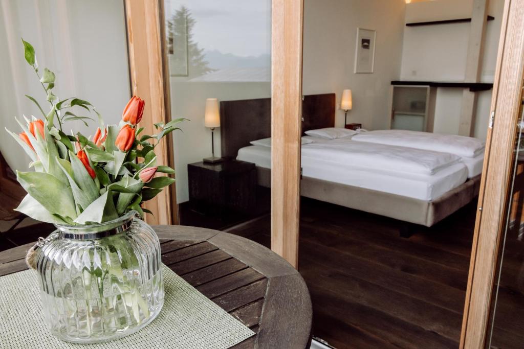 Postel nebo postele na pokoji v ubytování Hirzinger - Gasthaus und Hotel