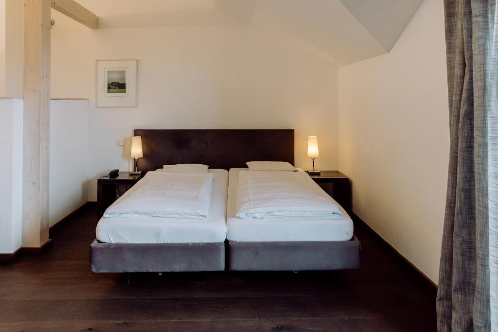 Postel nebo postele na pokoji v ubytování Hirzinger - Gasthaus und Hotel