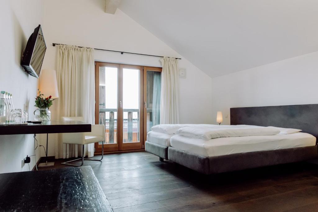 Postel nebo postele na pokoji v ubytování Hirzinger - Gasthaus und Hotel