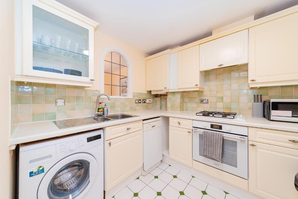 Fotografie z fotogalerie ubytování FLASH SALE Kemptown 3 Bedrooms Flat BN278NEP v destinaci Brighton & Hove