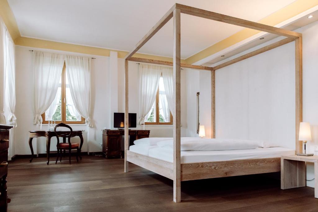 Postel nebo postele na pokoji v ubytování Hirzinger - Gasthaus und Hotel