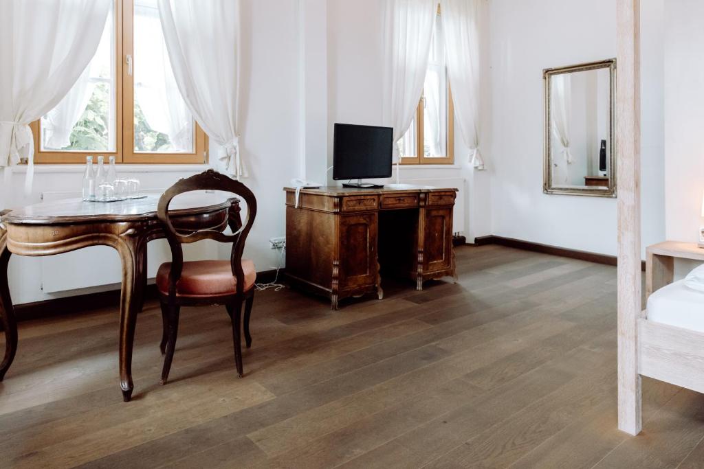TV a/nebo společenská místnost v ubytování Hirzinger - Gasthaus und Hotel
