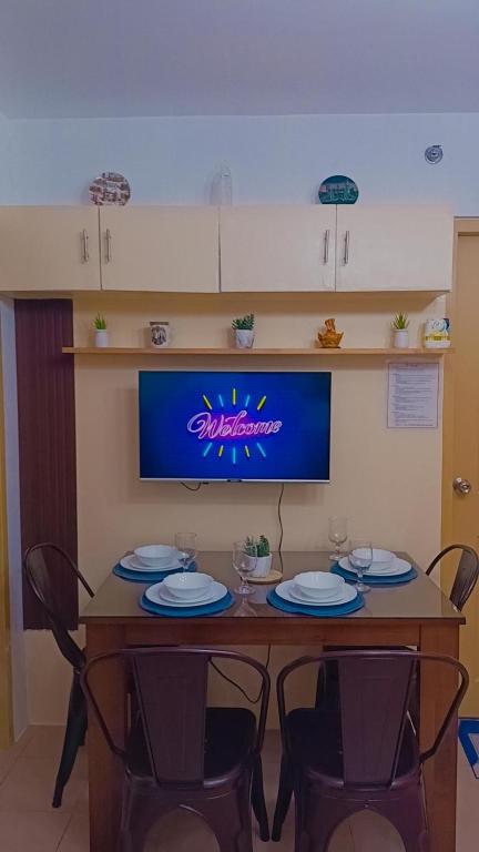 TV a/nebo společenská místnost v ubytování One Spatial Two Bedroom Condominium Unit with Pool and Gym free Netflix and wifi