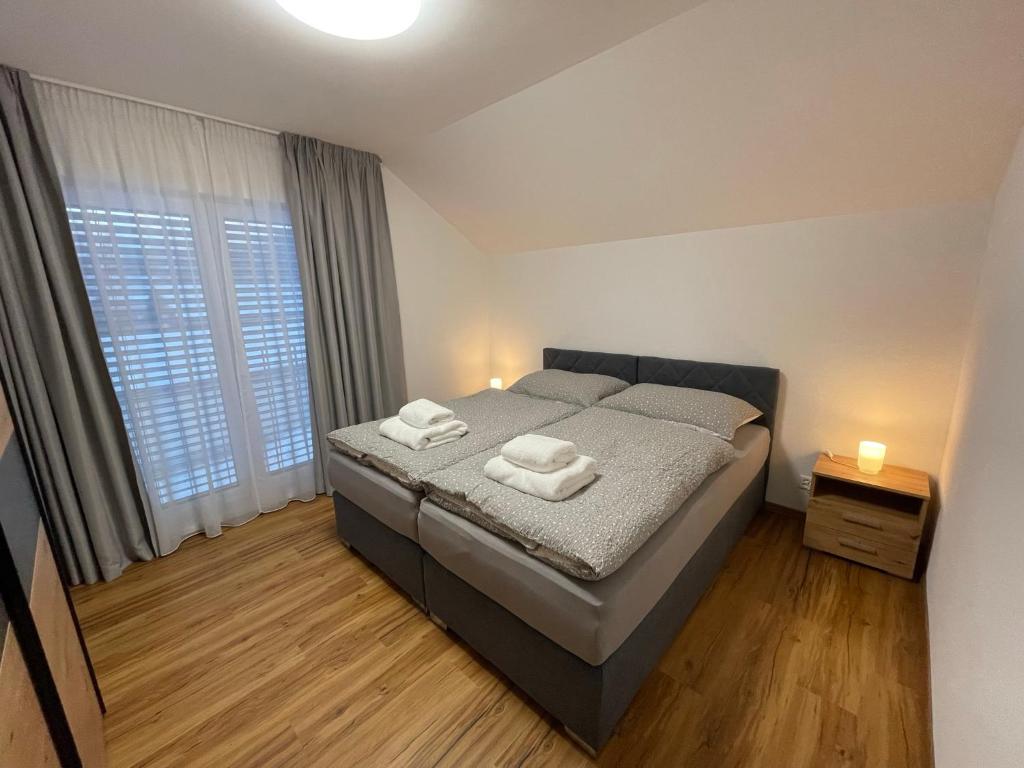 1 dormitorio con 1 cama con 2 toallas en Villa Sofie en Meiringen