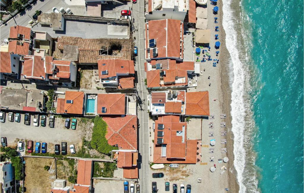 an aerial view of a beach with houses and the water at Beautiful Home In Samos With Outdoor Swimming Pool in Kámpos