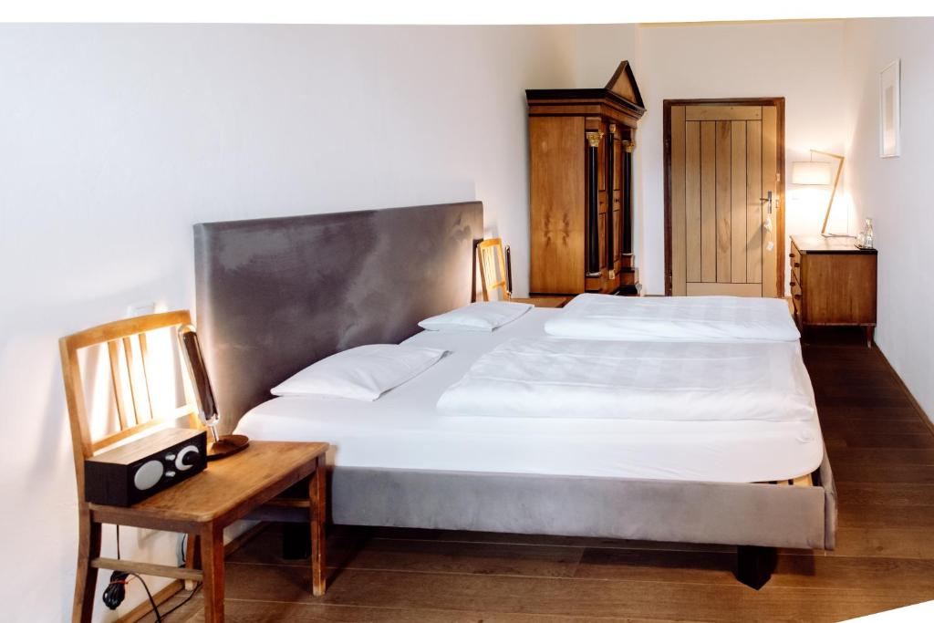 Postel nebo postele na pokoji v ubytování Hirzinger - Gasthaus und Hotel