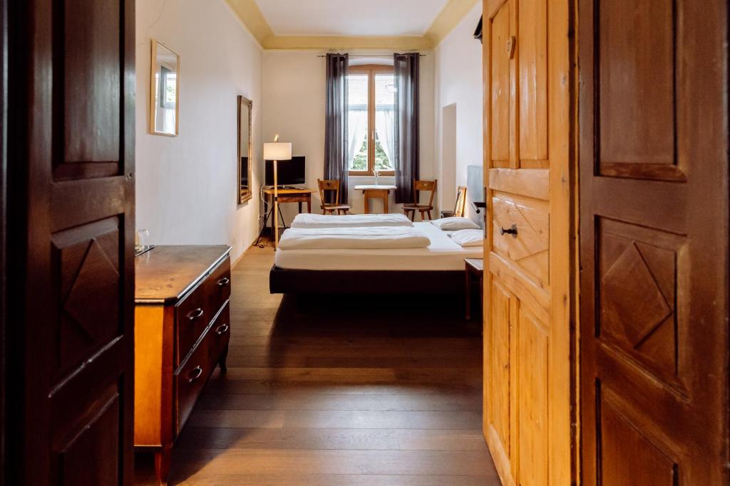 Postel nebo postele na pokoji v ubytování Hirzinger - Gasthaus und Hotel