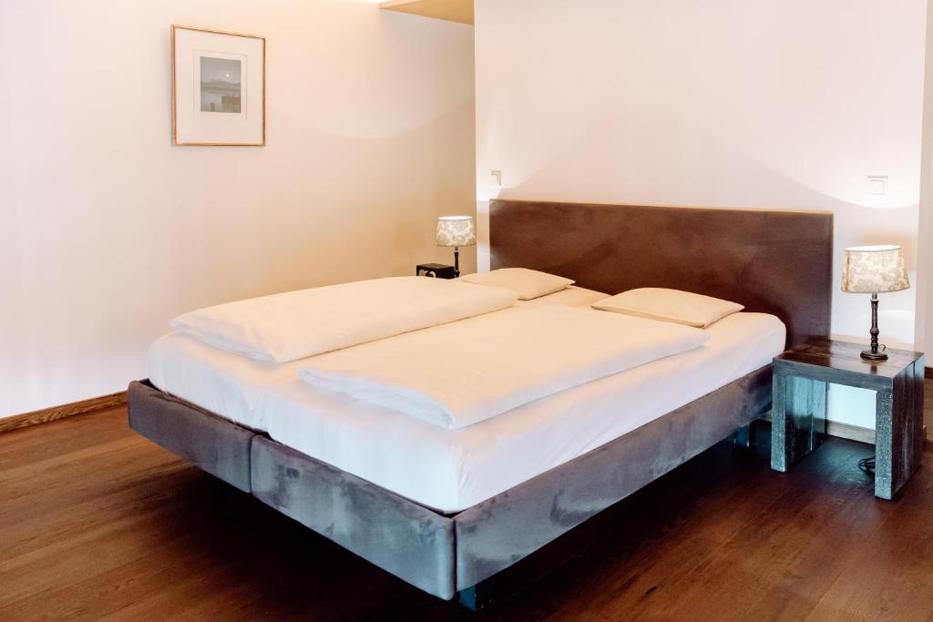 Postel nebo postele na pokoji v ubytování Hirzinger - Gasthaus und Hotel